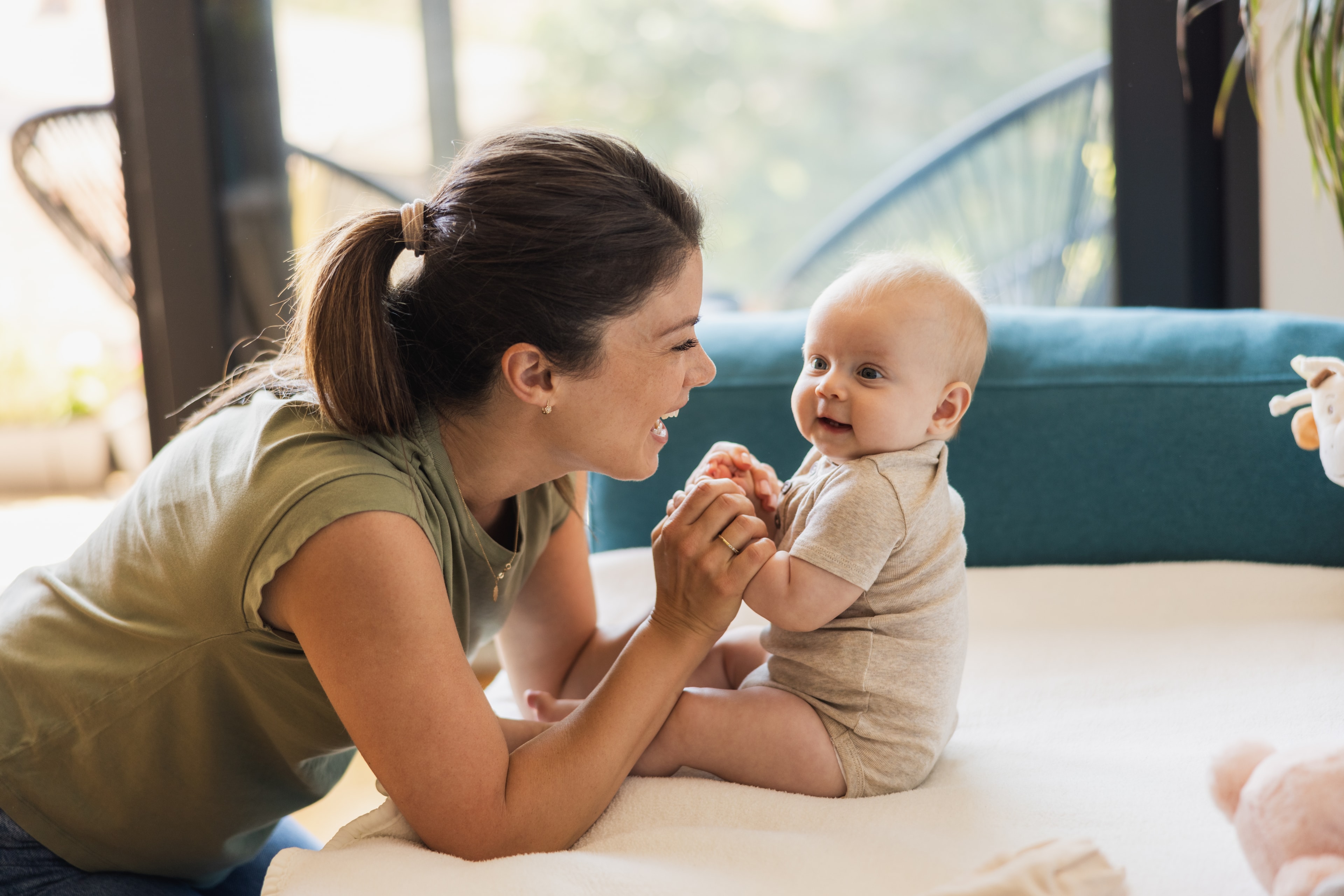 Mutter spielt liebevoll mit ihrem Baby